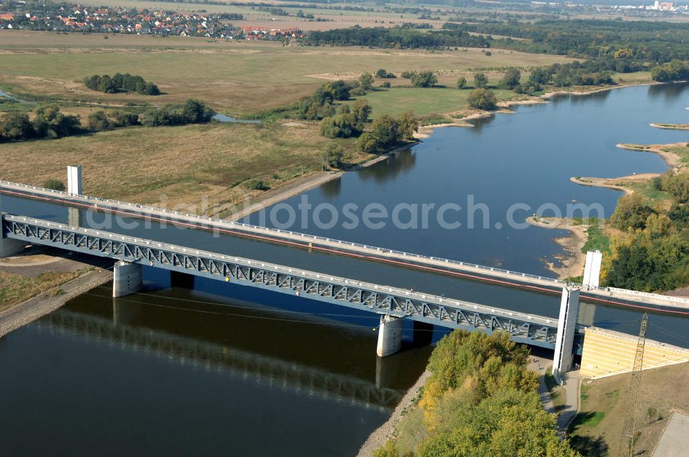 Hohenwarthe from the bird's eye view: Blick auf die vollständig aus Stahl konstruierte Trogbrücke bei Rothensee / Hohenwarthe, sie stellt das Kernstück des Wasserstraßenkreuzes dar. Mit 918 m ist sie die längste Kanalbrücke Europas und führt den Mittellandkanal über die Elbe hinweg in Richtung Elbe-Havel-Kanal. Die Brücke besteht aus den 3 Feldern der 228 m langen Strombrücke und den 16 Feldern der 690 m langen Vorlandbrücke. Diese ist als Flutbrücke für den Hochwasserabfluss der Elbe konzipiert. Ein Projekt des WSV: Wasserstraßen-Neubauamt Magdeburg, 39106 Magdeburg, Tel. +49(0)391 535-0, email: wna-magdeburg@wsv.bund.de