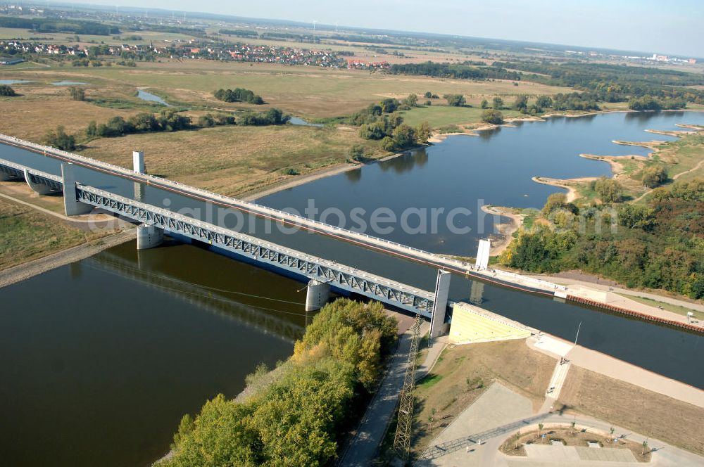 Aerial image Hohenwarthe - Blick auf die vollständig aus Stahl konstruierte Trogbrücke bei Rothensee / Hohenwarthe, sie stellt das Kernstück des Wasserstraßenkreuzes dar. Mit 918 m ist sie die längste Kanalbrücke Europas und führt den Mittellandkanal über die Elbe hinweg in Richtung Elbe-Havel-Kanal. Die Brücke besteht aus den 3 Feldern der 228 m langen Strombrücke und den 16 Feldern der 690 m langen Vorlandbrücke. Diese ist als Flutbrücke für den Hochwasserabfluss der Elbe konzipiert. Ein Projekt des WSV: Wasserstraßen-Neubauamt Magdeburg, 39106 Magdeburg, Tel. +49(0)391 535-0, email: wna-magdeburg@wsv.bund.de