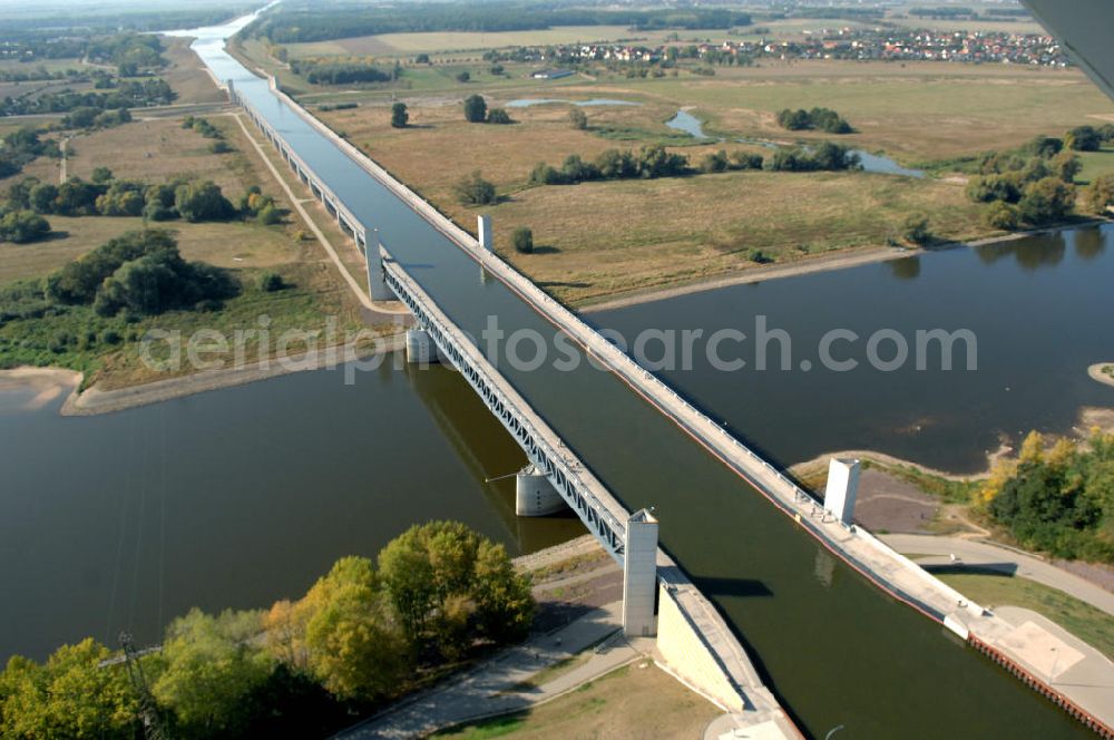 Aerial photograph Hohenwarthe - Blick auf die vollständig aus Stahl konstruierte Trogbrücke bei Rothensee / Hohenwarthe, sie stellt das Kernstück des Wasserstraßenkreuzes dar. Mit 918 m ist sie die längste Kanalbrücke Europas und führt den Mittellandkanal über die Elbe hinweg in Richtung Elbe-Havel-Kanal. Die Brücke besteht aus den 3 Feldern der 228 m langen Strombrücke und den 16 Feldern der 690 m langen Vorlandbrücke. Diese ist als Flutbrücke für den Hochwasserabfluss der Elbe konzipiert. Ein Projekt des WSV: Wasserstraßen-Neubauamt Magdeburg, 39106 Magdeburg, Tel. +49(0)391 535-0, email: wna-magdeburg@wsv.bund.de