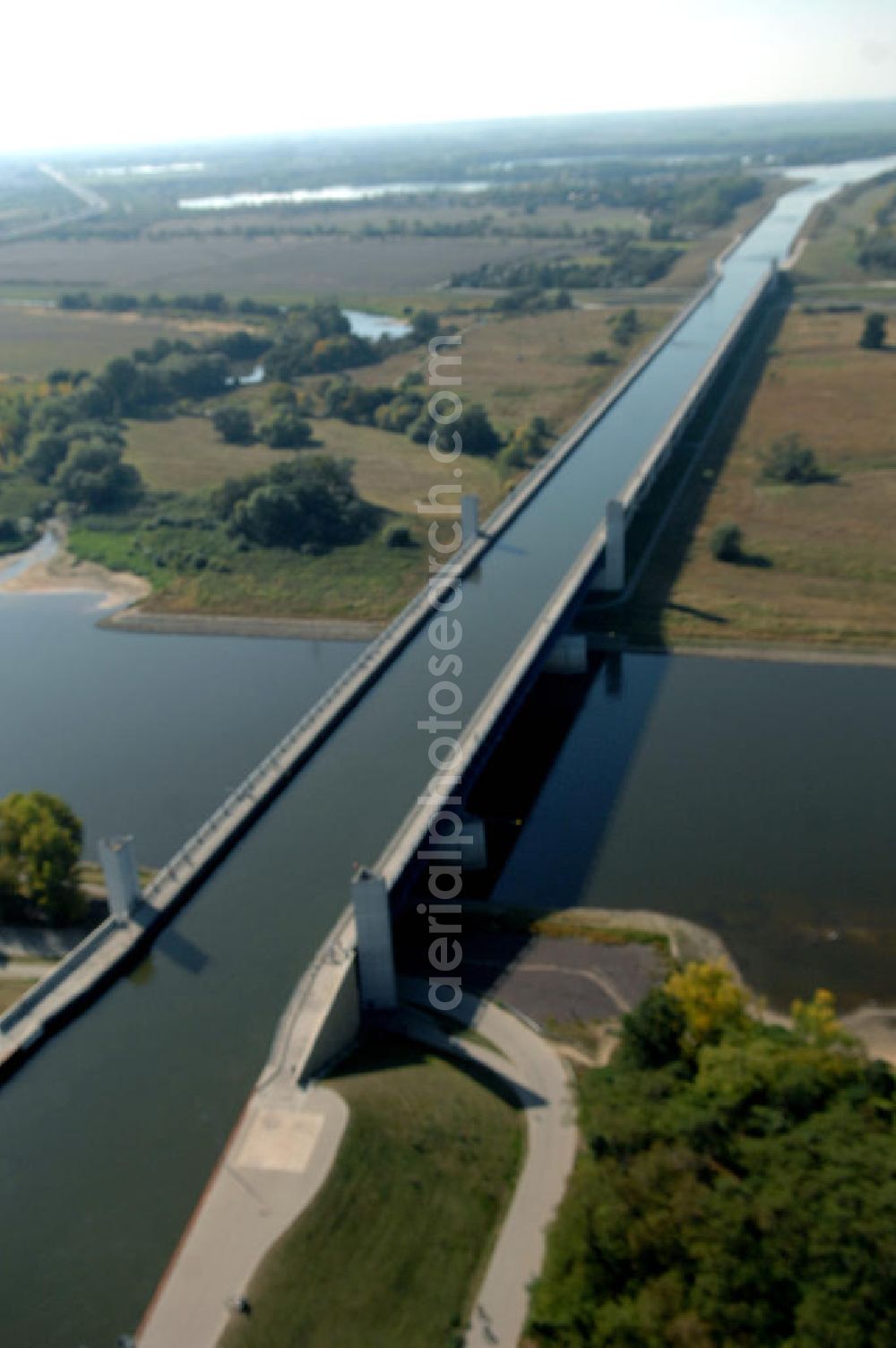 Hohenwarthe from above - Blick auf die vollständig aus Stahl konstruierte Trogbrücke bei Rothensee / Hohenwarthe, sie stellt das Kernstück des Wasserstraßenkreuzes dar. Mit 918 m ist sie die längste Kanalbrücke Europas und führt den Mittellandkanal über die Elbe hinweg in Richtung Elbe-Havel-Kanal. Die Brücke besteht aus den 3 Feldern der 228 m langen Strombrücke und den 16 Feldern der 690 m langen Vorlandbrücke. Diese ist als Flutbrücke für den Hochwasserabfluss der Elbe konzipiert. Ein Projekt des WSV: Wasserstraßen-Neubauamt Magdeburg, 39106 Magdeburg, Tel. +49(0)391 535-0, email: wna-magdeburg@wsv.bund.de