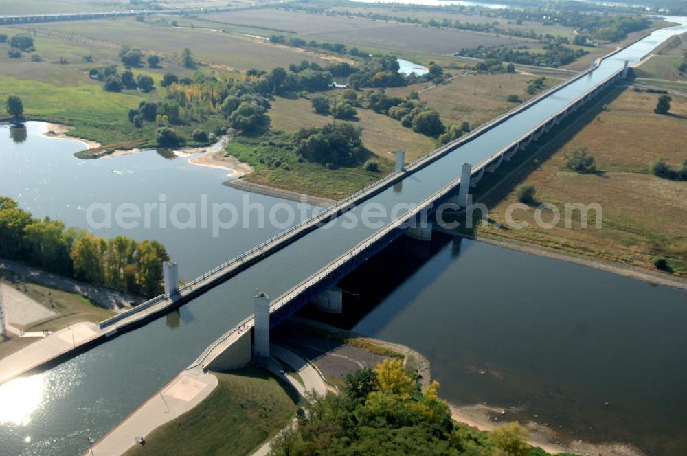 Hohenwarthe from the bird's eye view: Blick auf die vollständig aus Stahl konstruierte Trogbrücke bei Rothensee / Hohenwarthe, sie stellt das Kernstück des Wasserstraßenkreuzes dar. Mit 918 m ist sie die längste Kanalbrücke Europas und führt den Mittellandkanal über die Elbe hinweg in Richtung Elbe-Havel-Kanal. Die Brücke besteht aus den 3 Feldern der 228 m langen Strombrücke und den 16 Feldern der 690 m langen Vorlandbrücke. Diese ist als Flutbrücke für den Hochwasserabfluss der Elbe konzipiert. Ein Projekt des WSV: Wasserstraßen-Neubauamt Magdeburg, 39106 Magdeburg, Tel. +49(0)391 535-0, email: wna-magdeburg@wsv.bund.de