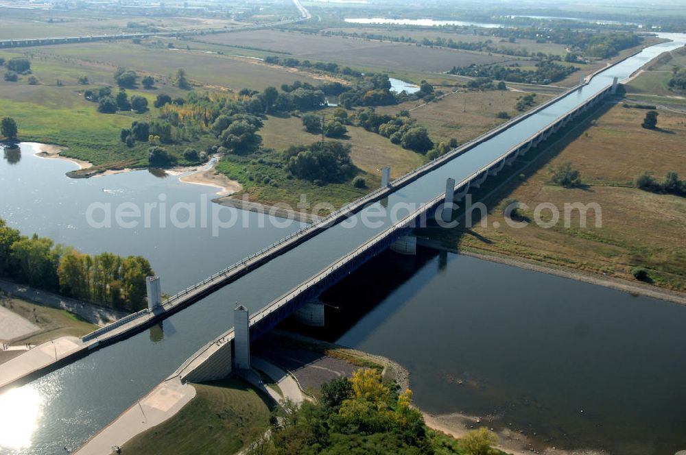 Aerial image Hohenwarthe - Blick auf die vollständig aus Stahl konstruierte Trogbrücke bei Rothensee / Hohenwarthe, sie stellt das Kernstück des Wasserstraßenkreuzes dar. Mit 918 m ist sie die längste Kanalbrücke Europas und führt den Mittellandkanal über die Elbe hinweg in Richtung Elbe-Havel-Kanal. Die Brücke besteht aus den 3 Feldern der 228 m langen Strombrücke und den 16 Feldern der 690 m langen Vorlandbrücke. Diese ist als Flutbrücke für den Hochwasserabfluss der Elbe konzipiert. Ein Projekt des WSV: Wasserstraßen-Neubauamt Magdeburg, 39106 Magdeburg, Tel. +49(0)391 535-0, email: wna-magdeburg@wsv.bund.de