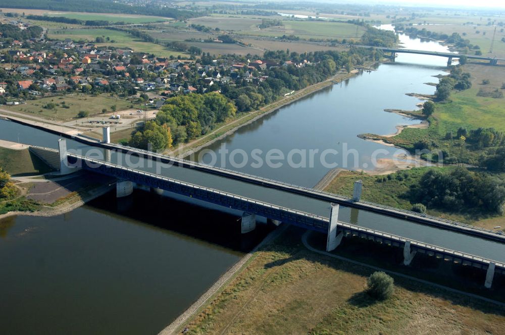 Aerial photograph Hohenwarthe - Blick auf die vollständig aus Stahl konstruierte Trogbrücke bei Rothensee / Hohenwarthe, sie stellt das Kernstück des Wasserstraßenkreuzes dar. Mit 918 m ist sie die längste Kanalbrücke Europas und führt den Mittellandkanal über die Elbe hinweg in Richtung Elbe-Havel-Kanal. Die Brücke besteht aus den 3 Feldern der 228 m langen Strombrücke und den 16 Feldern der 690 m langen Vorlandbrücke. Diese ist als Flutbrücke für den Hochwasserabfluss der Elbe konzipiert. Ein Projekt des WSV: Wasserstraßen-Neubauamt Magdeburg, 39106 Magdeburg, Tel. +49(0)391 535-0, email: wna-magdeburg@wsv.bund.de