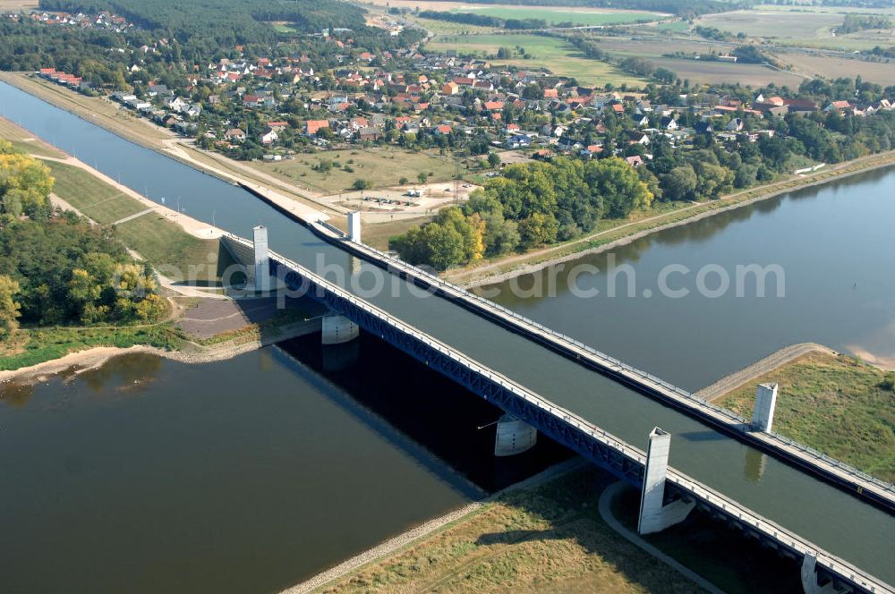 Hohenwarthe from above - Blick auf die vollständig aus Stahl konstruierte Trogbrücke bei Rothensee / Hohenwarthe, sie stellt das Kernstück des Wasserstraßenkreuzes dar. Mit 918 m ist sie die längste Kanalbrücke Europas und führt den Mittellandkanal über die Elbe hinweg in Richtung Elbe-Havel-Kanal. Die Brücke besteht aus den 3 Feldern der 228 m langen Strombrücke und den 16 Feldern der 690 m langen Vorlandbrücke. Diese ist als Flutbrücke für den Hochwasserabfluss der Elbe konzipiert. Ein Projekt des WSV: Wasserstraßen-Neubauamt Magdeburg, 39106 Magdeburg, Tel. +49(0)391 535-0, email: wna-magdeburg@wsv.bund.de