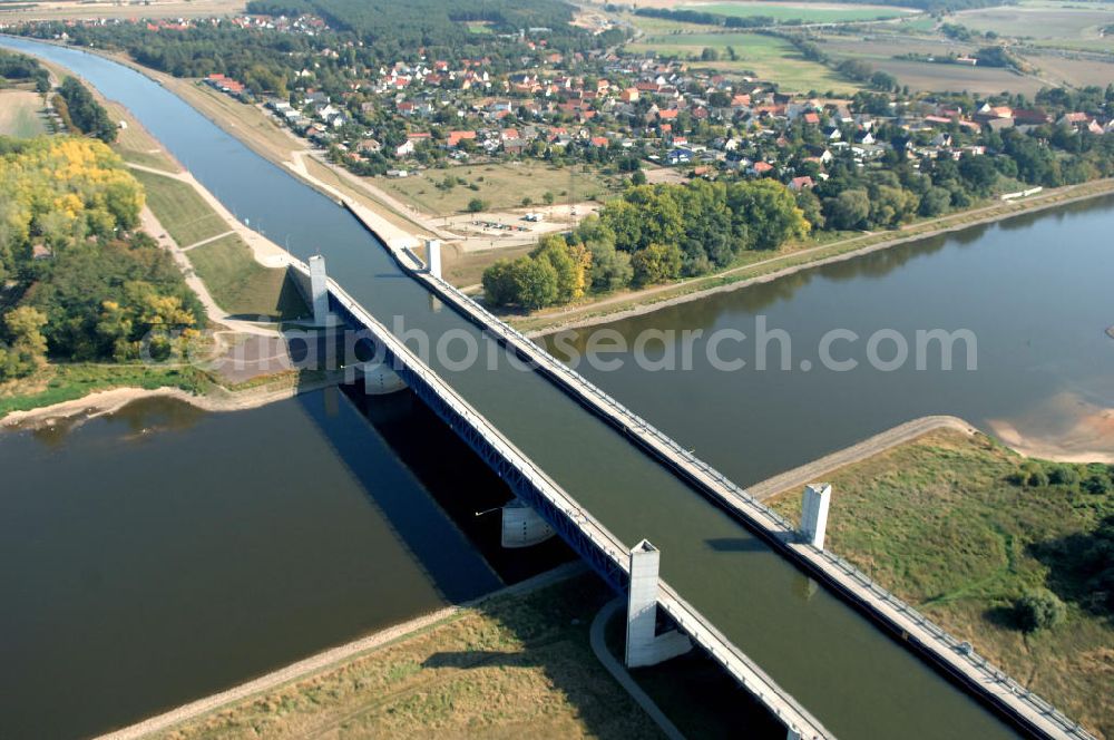 Hohenwarthe from the bird's eye view: Blick auf die vollständig aus Stahl konstruierte Trogbrücke bei Rothensee / Hohenwarthe, sie stellt das Kernstück des Wasserstraßenkreuzes dar. Mit 918 m ist sie die längste Kanalbrücke Europas und führt den Mittellandkanal über die Elbe hinweg in Richtung Elbe-Havel-Kanal. Die Brücke besteht aus den 3 Feldern der 228 m langen Strombrücke und den 16 Feldern der 690 m langen Vorlandbrücke. Diese ist als Flutbrücke für den Hochwasserabfluss der Elbe konzipiert. Ein Projekt des WSV: Wasserstraßen-Neubauamt Magdeburg, 39106 Magdeburg, Tel. +49(0)391 535-0, email: wna-magdeburg@wsv.bund.de