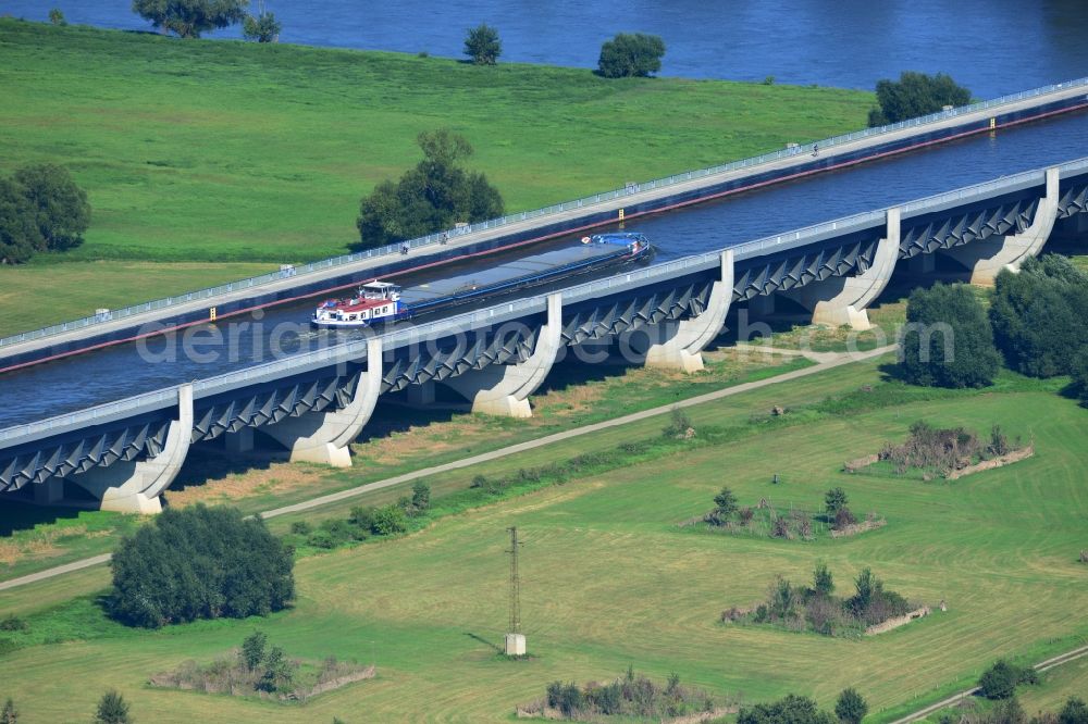 Aerial photograph Hohenwarthe - Trough bridge from the Mittelland Canal over the River Elbe to the Elbe-Havel Canal to the waterway intersection with MD Hohenwarthe in Saxony-Anhalt