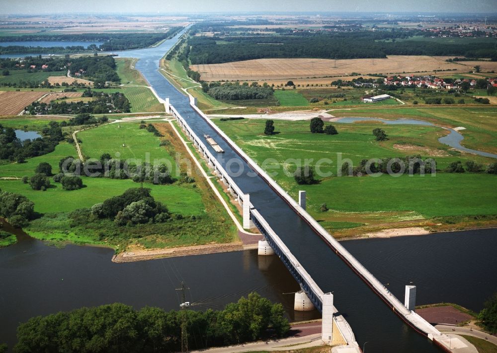 Aerial photograph Hohenwarthe - Trough bridge from the Mittelland Canal over the River Elbe to the Elbe-Havel Canal to the waterway intersection with MD Hohenwarthe in Saxony-Anhalt