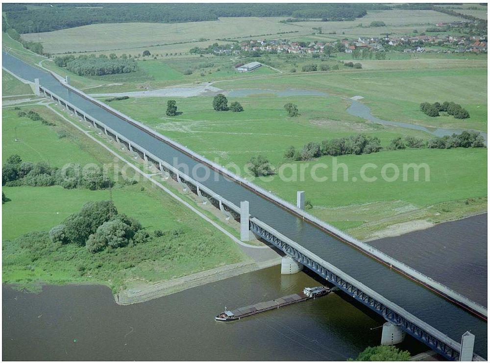 Hohenwarthe from the bird's eye view: Trough bridge from the Mittelland Canal over the River Elbe to the Elbe-Havel Canal to the waterway intersection with MD Hohenwarthe in Saxony-Anhalt