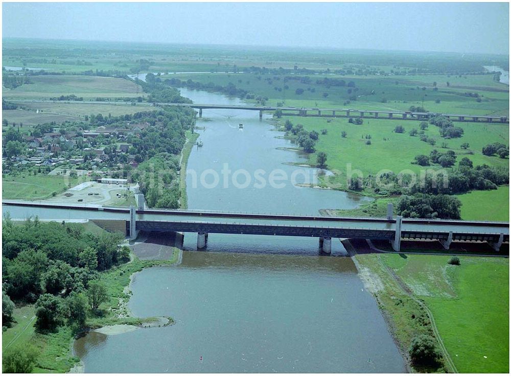 Hohenwarthe from the bird's eye view: Trough bridge from the Mittelland Canal over the River Elbe to the Elbe-Havel Canal to the waterway intersection with MD Hohenwarthe in Saxony-Anhalt