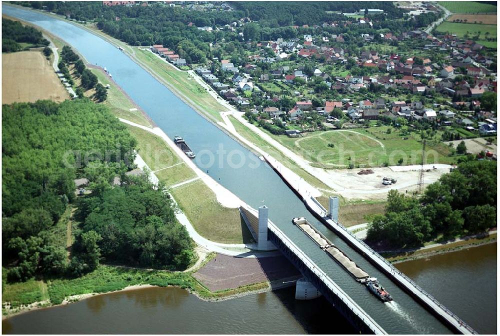 Hohenwarthe from the bird's eye view: Trough bridge from the Mittelland Canal over the River Elbe to the Elbe-Havel Canal to the waterway intersection with MD Hohenwarthe in Saxony-Anhalt