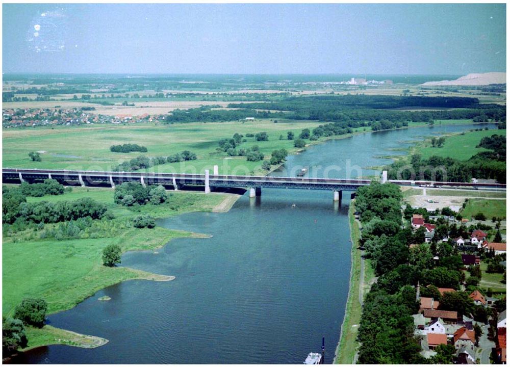 Hohenwarthe from the bird's eye view: Trough bridge from the Mittelland Canal over the River Elbe to the Elbe-Havel Canal to the waterway intersection with MD Hohenwarthe in Saxony-Anhalt