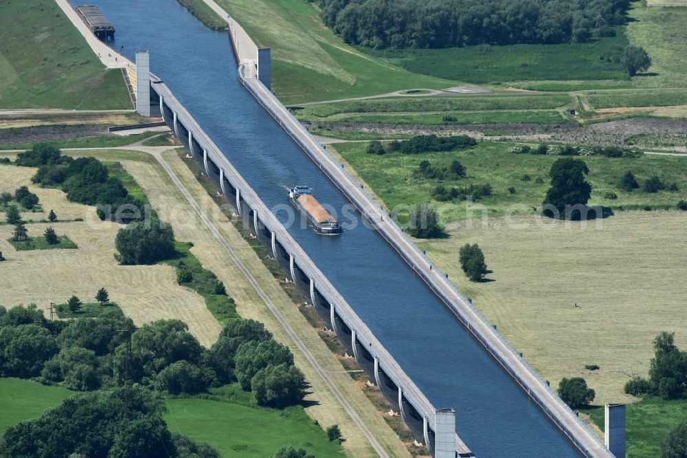 Hohenwarthe from the bird's eye view: Trough bridge from the Mittelland Canal over the River Elbe to the Elbe-Havel Canal to the waterway intersection in Hohenwarthe in Saxony-Anhalt