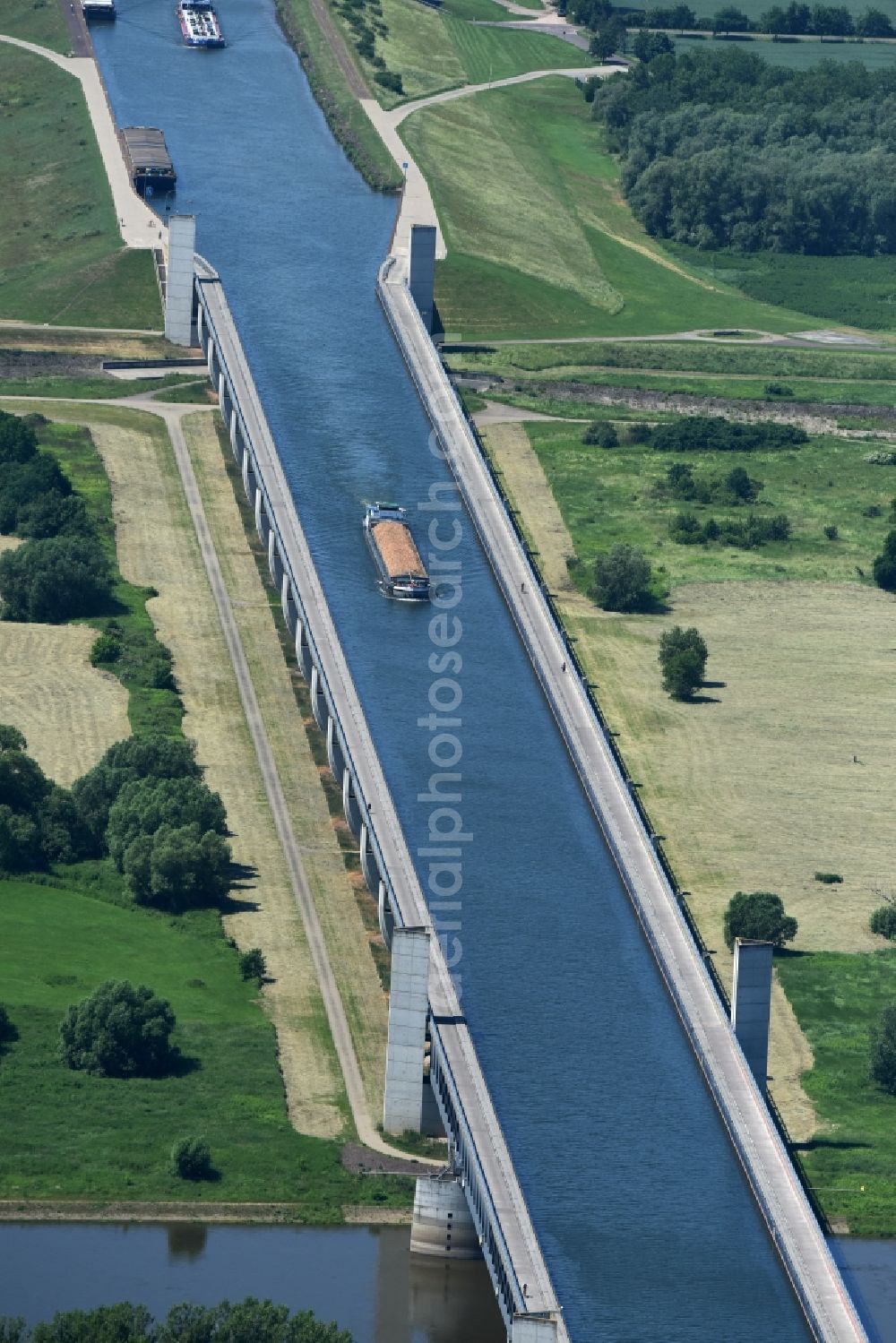 Aerial image Hohenwarthe - Trough bridge from the Mittelland Canal over the River Elbe to the Elbe-Havel Canal to the waterway intersection in Hohenwarthe in Saxony-Anhalt