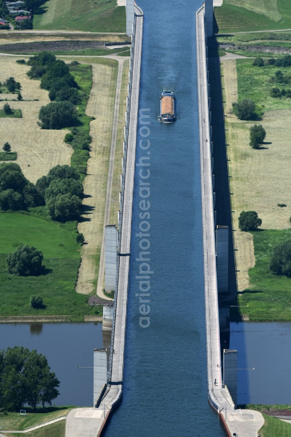 Aerial photograph Hohenwarthe - Trough bridge from the Mittelland Canal over the River Elbe to the Elbe-Havel Canal to the waterway intersection in Hohenwarthe in Saxony-Anhalt