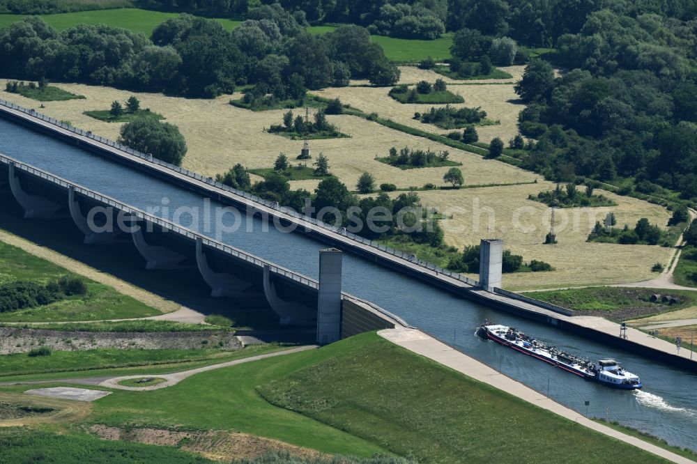 Hohenwarthe from the bird's eye view: Trough bridge from the Mittelland Canal over the River Elbe to the Elbe-Havel Canal to the waterway intersection in Hohenwarthe in Saxony-Anhalt