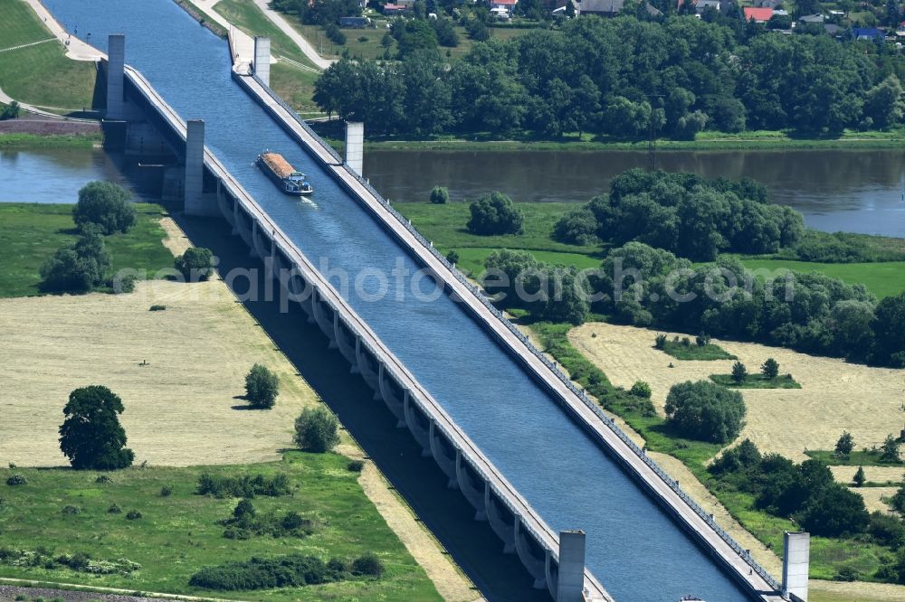 Aerial photograph Hohenwarthe - Trough bridge from the Mittelland Canal over the River Elbe to the Elbe-Havel Canal to the waterway intersection in Hohenwarthe in Saxony-Anhalt