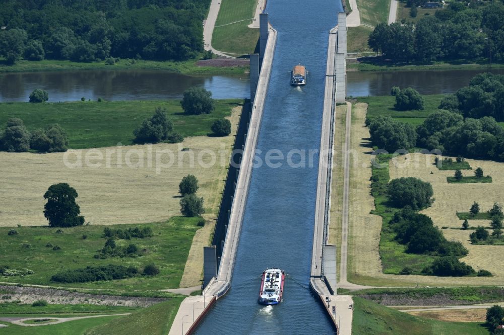 Hohenwarthe from the bird's eye view: Trough bridge from the Mittelland Canal over the River Elbe to the Elbe-Havel Canal to the waterway intersection in Hohenwarthe in Saxony-Anhalt