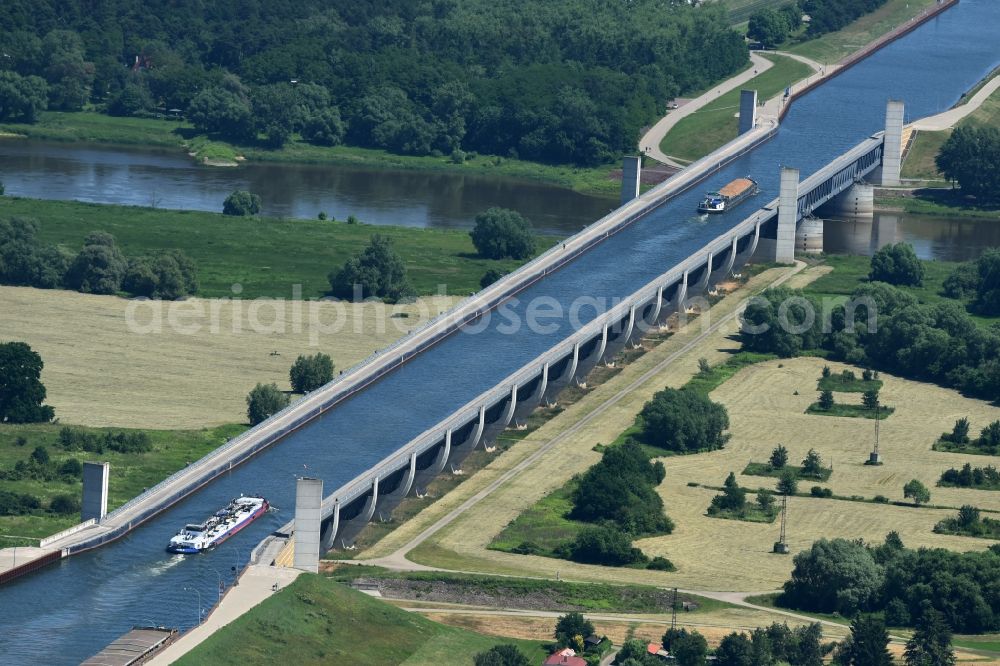 Aerial photograph Hohenwarthe - Trough bridge from the Mittelland Canal over the River Elbe to the Elbe-Havel Canal to the waterway intersection in Hohenwarthe in Saxony-Anhalt