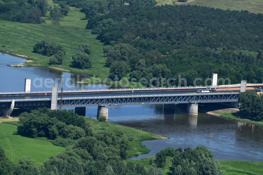 Hohenwarthe from the bird's eye view: Trough bridge from the Mittelland Canal over the River Elbe to the Elbe-Havel Canal to the waterway intersection in Hohenwarthe in Saxony-Anhalt