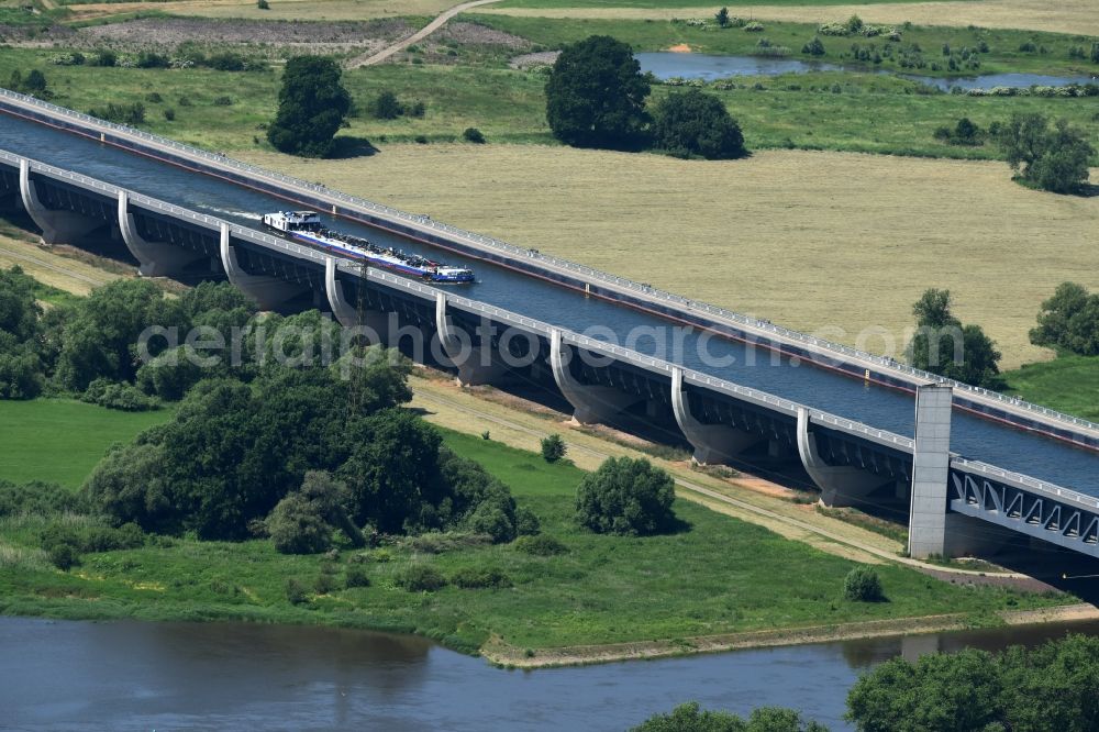 Aerial photograph Hohenwarthe - Trough bridge from the Mittelland Canal over the River Elbe to the Elbe-Havel Canal to the waterway intersection in Hohenwarthe in Saxony-Anhalt