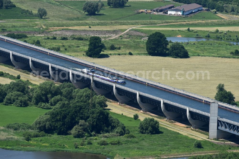 Hohenwarthe from the bird's eye view: Trough bridge from the Mittelland Canal over the River Elbe to the Elbe-Havel Canal to the waterway intersection in Hohenwarthe in Saxony-Anhalt