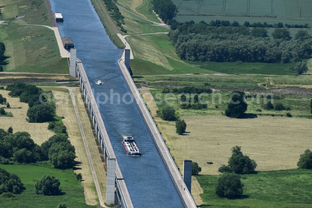 Aerial photograph Hohenwarthe - Trough bridge from the Mittelland Canal over the River Elbe to the Elbe-Havel Canal to the waterway intersection in Hohenwarthe in Saxony-Anhalt