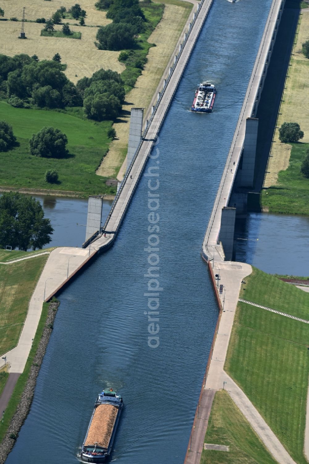 Hohenwarthe from the bird's eye view: Trough bridge from the Mittelland Canal over the River Elbe to the Elbe-Havel Canal to the waterway intersection in Hohenwarthe in Saxony-Anhalt