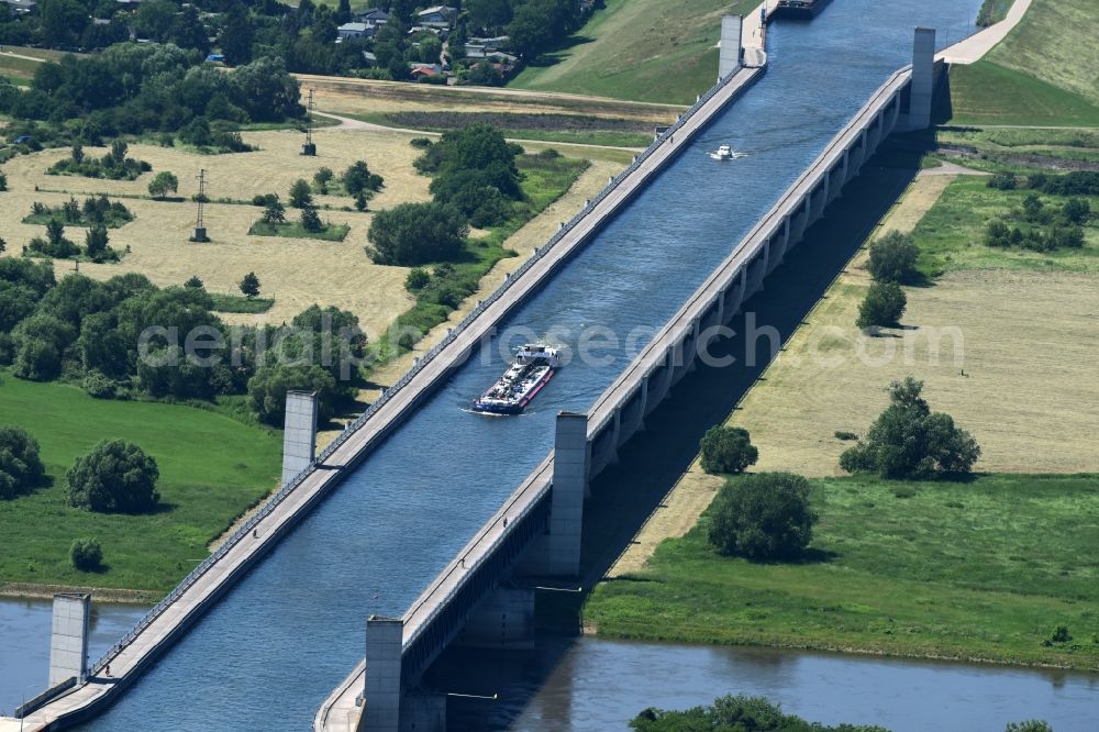 Aerial photograph Hohenwarthe - Trough bridge from the Mittelland Canal over the River Elbe to the Elbe-Havel Canal to the waterway intersection in Hohenwarthe in Saxony-Anhalt