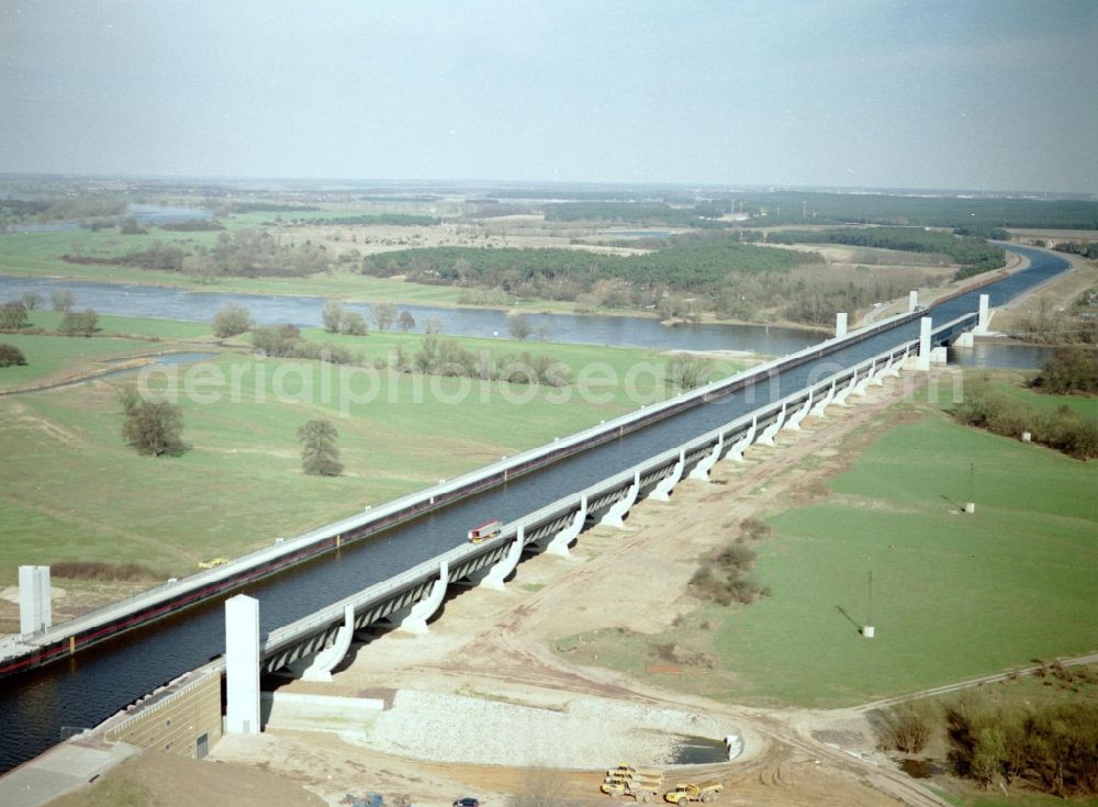 Hohenwarthe from above - Water way on the Trough bridge crossing from the Mittelland Canal over the River Elbe to the Elbe-Havel Canal to the waterway intersection in Hohenwarthe in Saxony-Anhalt