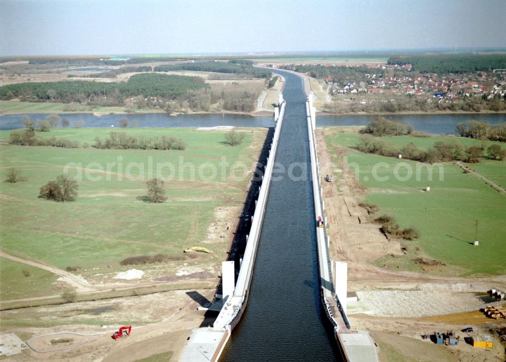 Hohenwarthe from the bird's eye view: Water way on the Trough bridge crossing from the Mittelland Canal over the River Elbe to the Elbe-Havel Canal to the waterway intersection in Hohenwarthe in Saxony-Anhalt