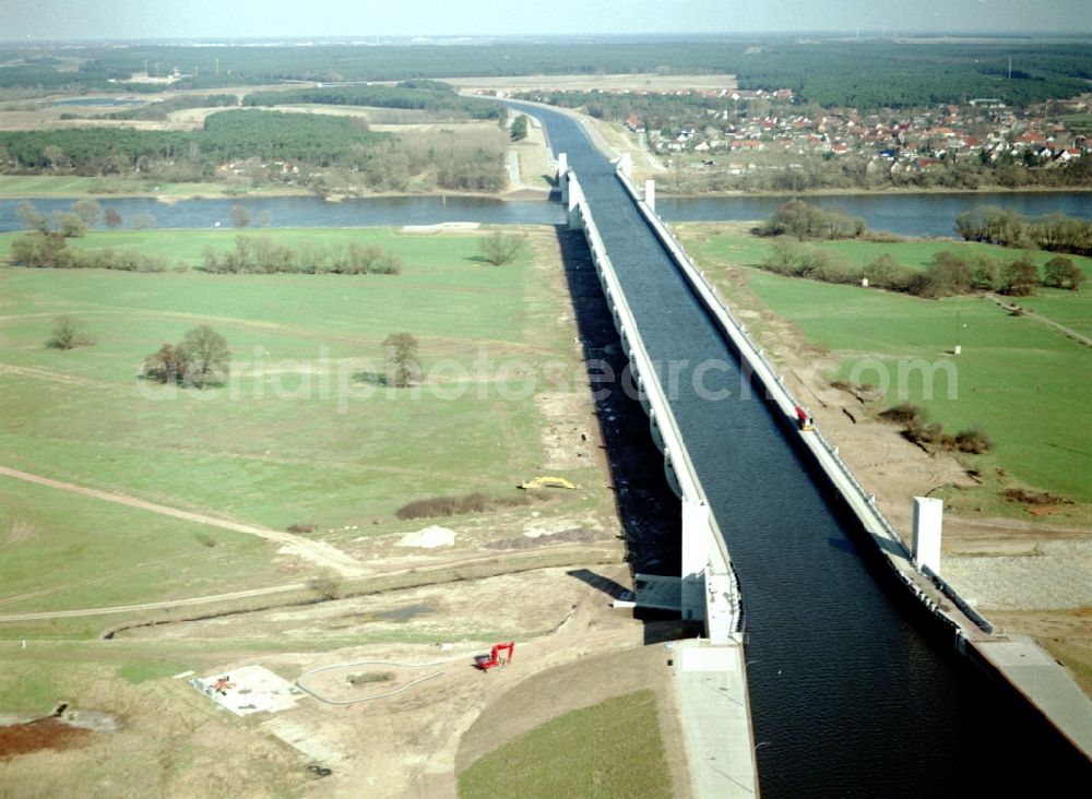 Aerial image Hohenwarthe - Water way on the Trough bridge crossing from the Mittelland Canal over the River Elbe to the Elbe-Havel Canal to the waterway intersection in Hohenwarthe in Saxony-Anhalt