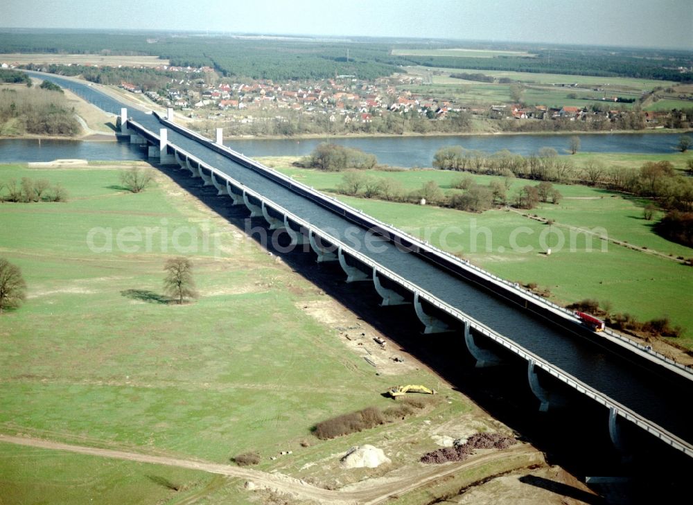 Aerial photograph Hohenwarthe - Water way on the Trough bridge crossing from the Mittelland Canal over the River Elbe to the Elbe-Havel Canal to the waterway intersection in Hohenwarthe in Saxony-Anhalt