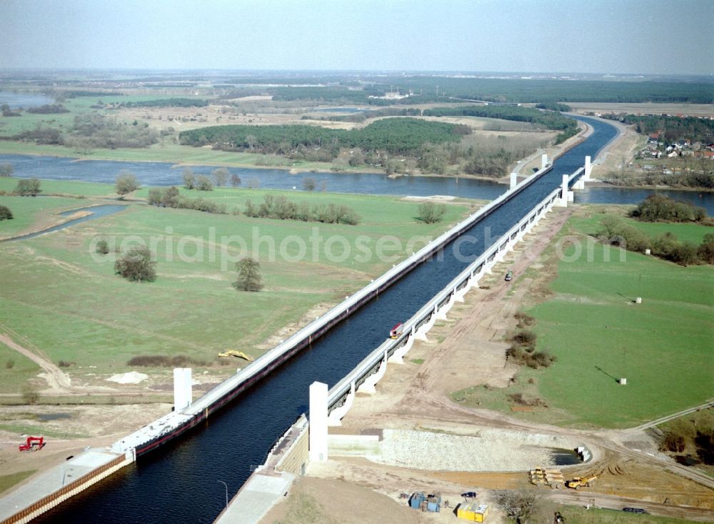 Hohenwarthe from the bird's eye view: Water way on the Trough bridge crossing from the Mittelland Canal over the River Elbe to the Elbe-Havel Canal to the waterway intersection in Hohenwarthe in Saxony-Anhalt