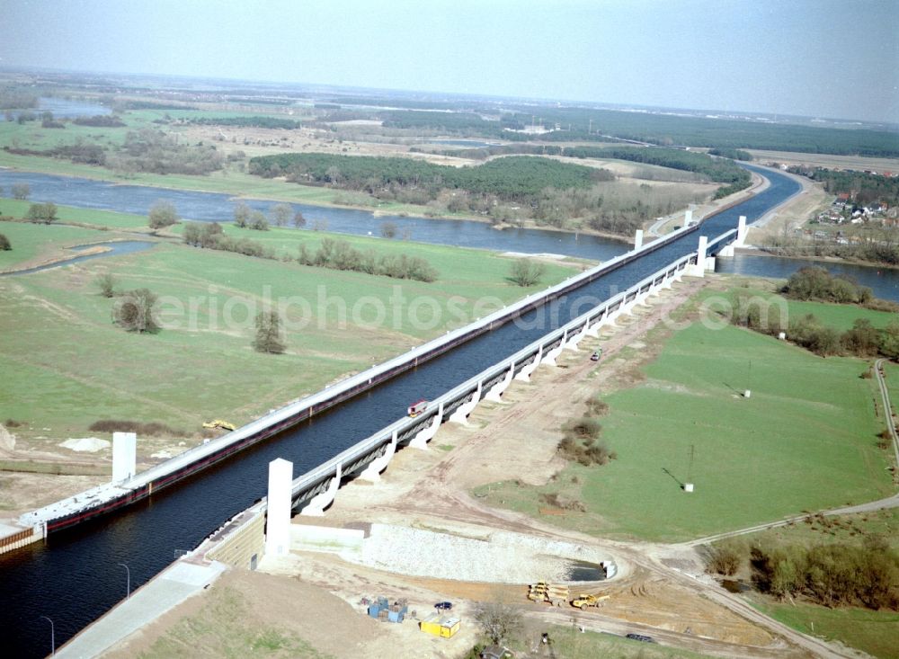 Aerial image Hohenwarthe - Water way on the Trough bridge crossing from the Mittelland Canal over the River Elbe to the Elbe-Havel Canal to the waterway intersection in Hohenwarthe in Saxony-Anhalt