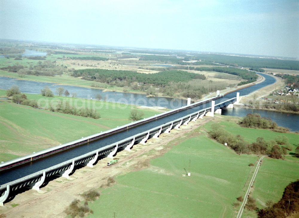 Aerial photograph Hohenwarthe - Water way on the Trough bridge crossing from the Mittelland Canal over the River Elbe to the Elbe-Havel Canal to the waterway intersection in Hohenwarthe in Saxony-Anhalt