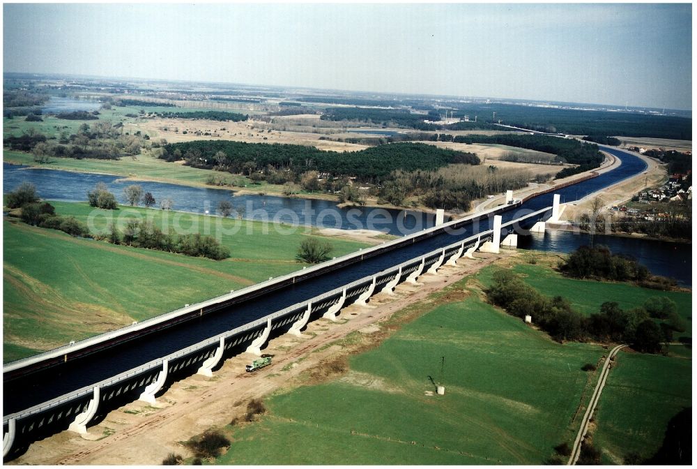 Hohenwarthe from above - Water way on the Trough bridge crossing from the Mittelland Canal over the River Elbe to the Elbe-Havel Canal to the waterway intersection in Hohenwarthe in Saxony-Anhalt