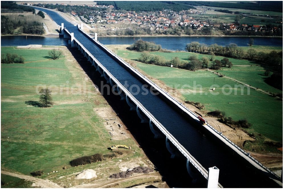 Hohenwarthe from the bird's eye view: Water way on the Trough bridge crossing from the Mittelland Canal over the River Elbe to the Elbe-Havel Canal to the waterway intersection in Hohenwarthe in Saxony-Anhalt