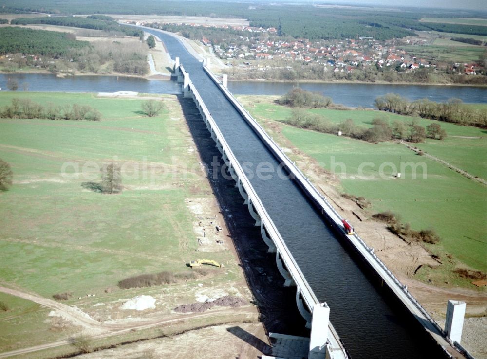 Aerial image Hohenwarthe - Water way on the Trough bridge crossing from the Mittelland Canal over the River Elbe to the Elbe-Havel Canal to the waterway intersection in Hohenwarthe in Saxony-Anhalt