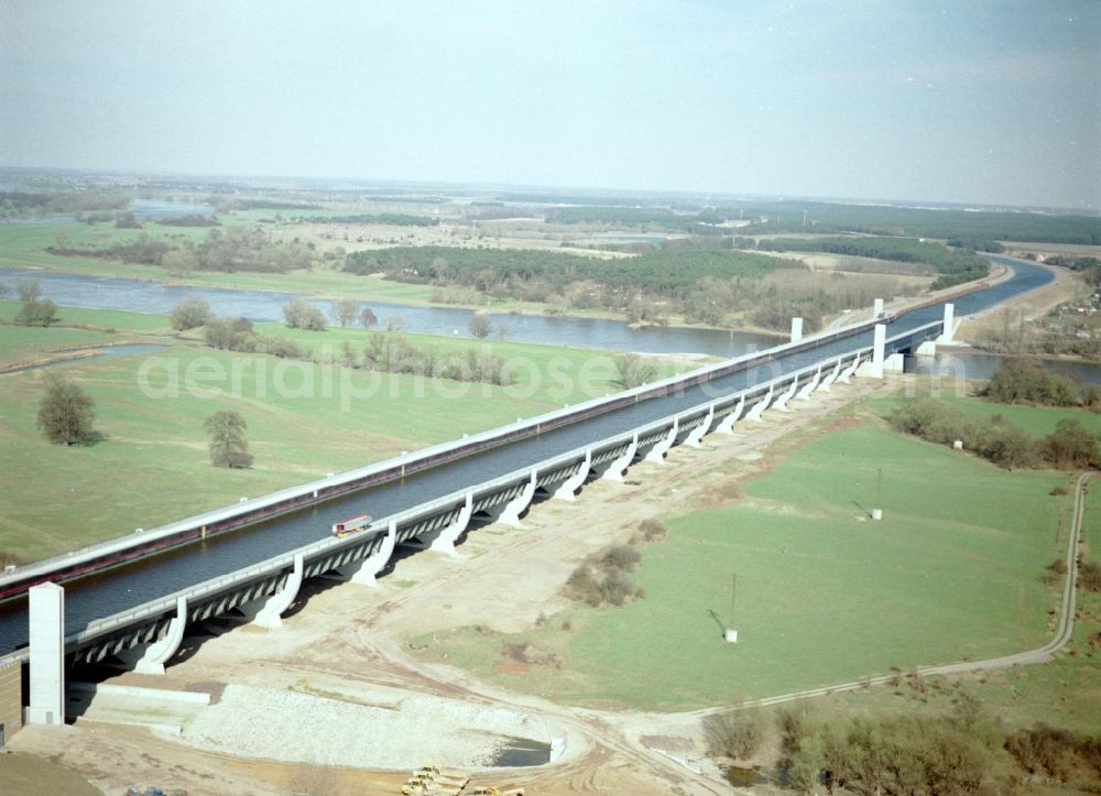 Hohenwarthe from above - Water way on the Trough bridge crossing from the Mittelland Canal over the River Elbe to the Elbe-Havel Canal to the waterway intersection in Hohenwarthe in Saxony-Anhalt