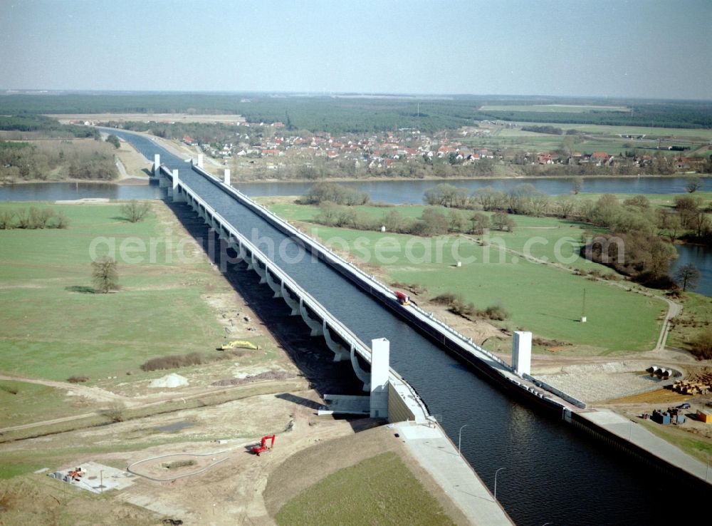 Hohenwarthe from the bird's eye view: Water way on the Trough bridge crossing from the Mittelland Canal over the River Elbe to the Elbe-Havel Canal to the waterway intersection in Hohenwarthe in Saxony-Anhalt