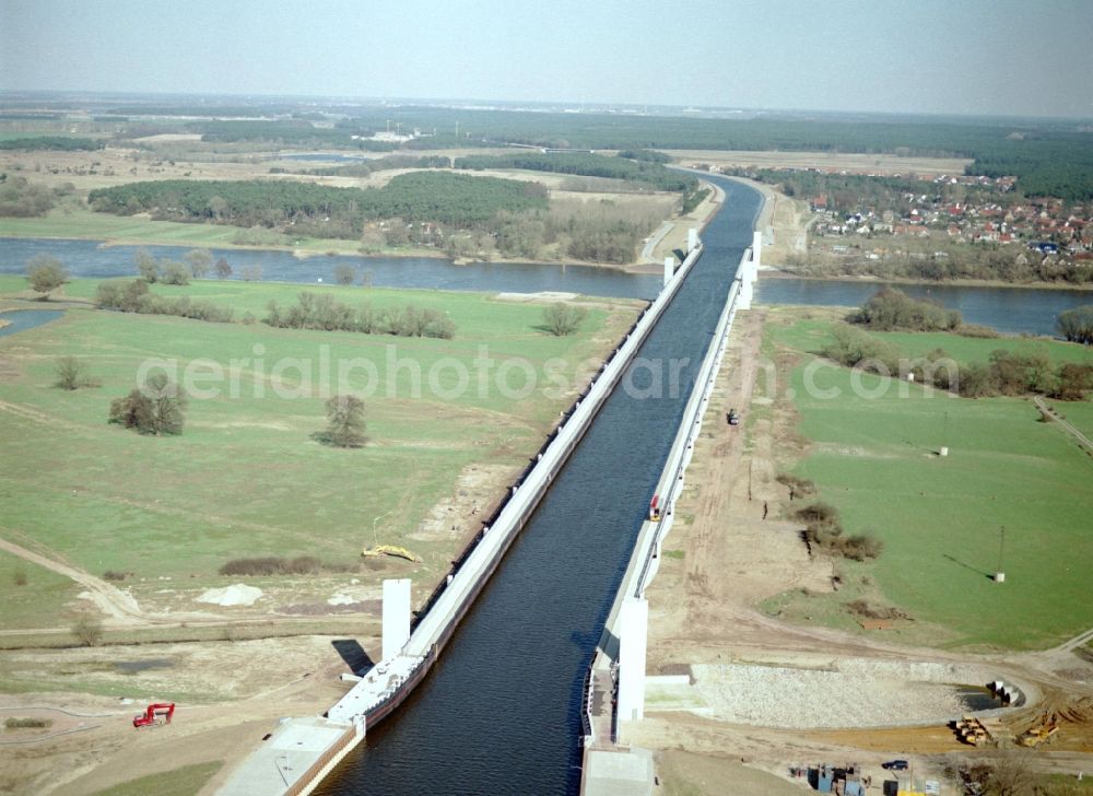 Aerial image Hohenwarthe - Water way on the Trough bridge crossing from the Mittelland Canal over the River Elbe to the Elbe-Havel Canal to the waterway intersection in Hohenwarthe in Saxony-Anhalt