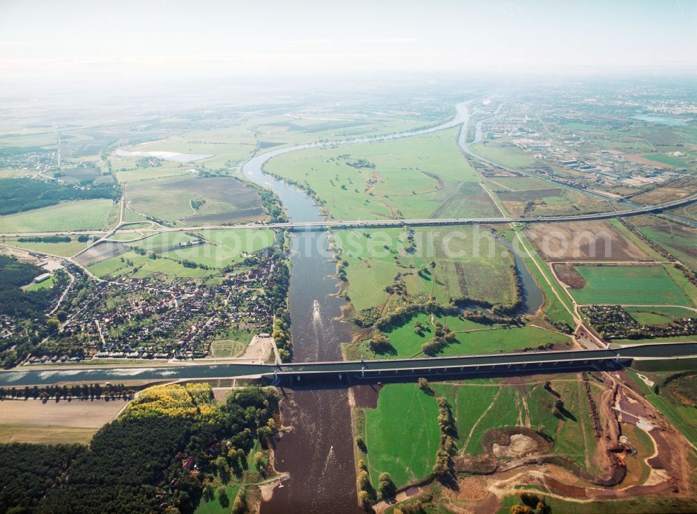 Aerial image Hohenwarthe - Water way on the Trough bridge crossing from the Mittelland Canal over the River Elbe to the Elbe-Havel Canal to the waterway intersection in Hohenwarthe in Saxony-Anhalt