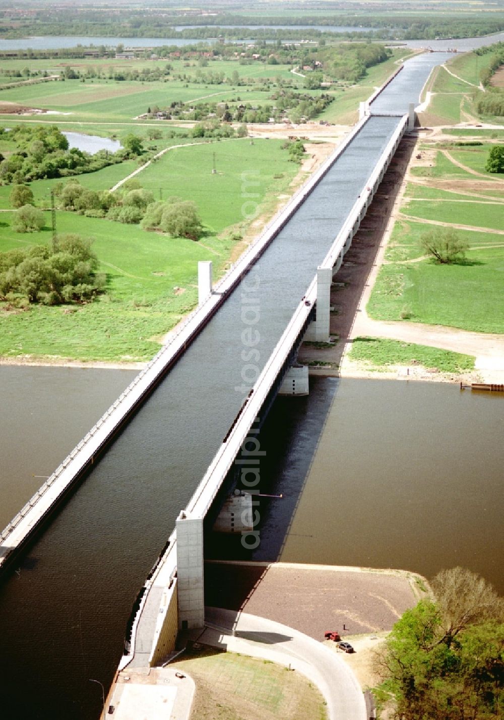 Aerial image Hohenwarthe - Water way on the Trough bridge crossing from the Mittelland Canal over the River Elbe to the Elbe-Havel Canal to the waterway intersection in Hohenwarthe in Saxony-Anhalt