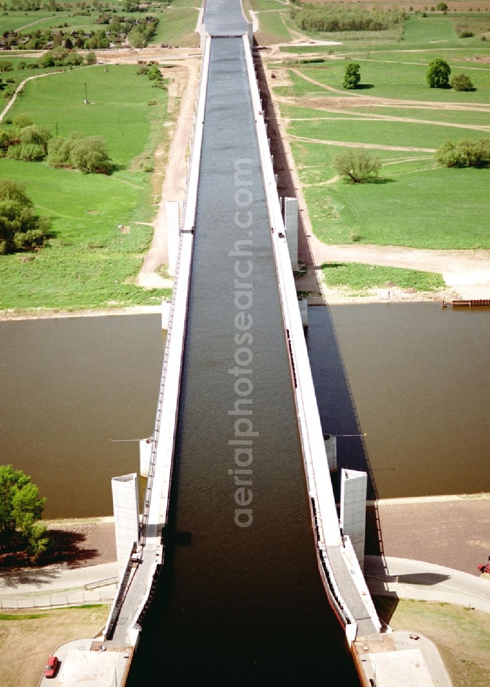 Aerial photograph Hohenwarthe - Water way on the Trough bridge crossing from the Mittelland Canal over the River Elbe to the Elbe-Havel Canal to the waterway intersection in Hohenwarthe in Saxony-Anhalt