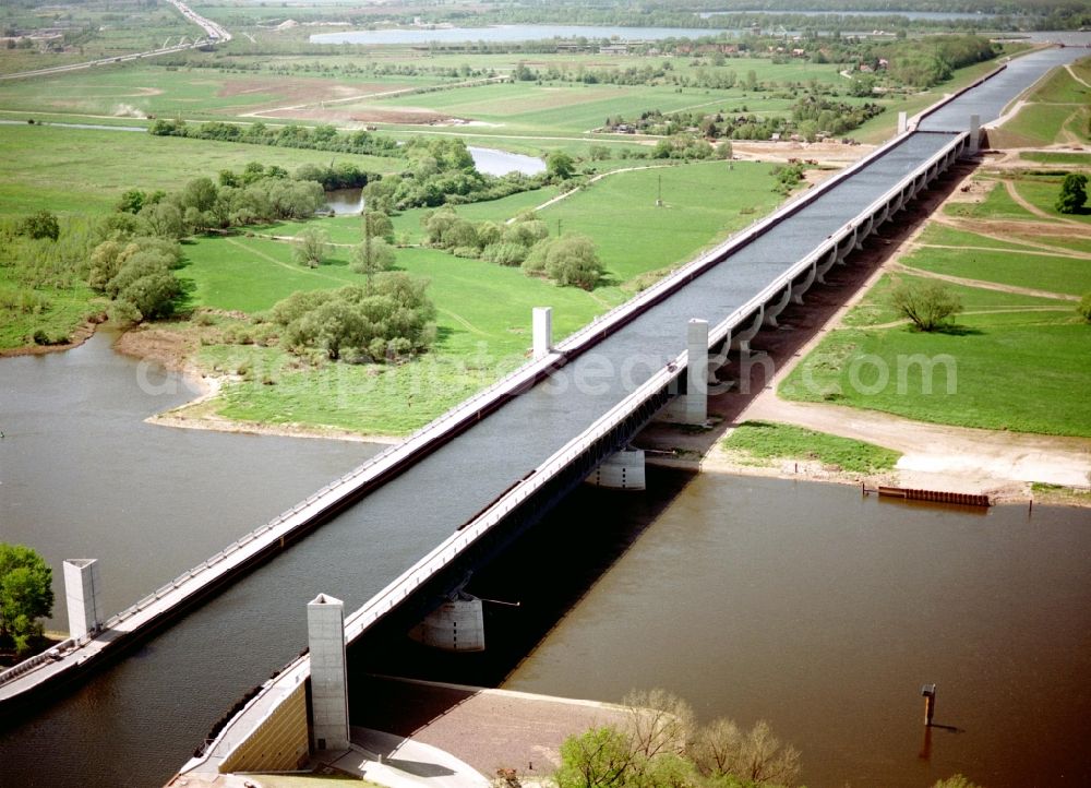 Hohenwarthe from above - Water way on the Trough bridge crossing from the Mittelland Canal over the River Elbe to the Elbe-Havel Canal to the waterway intersection in Hohenwarthe in Saxony-Anhalt