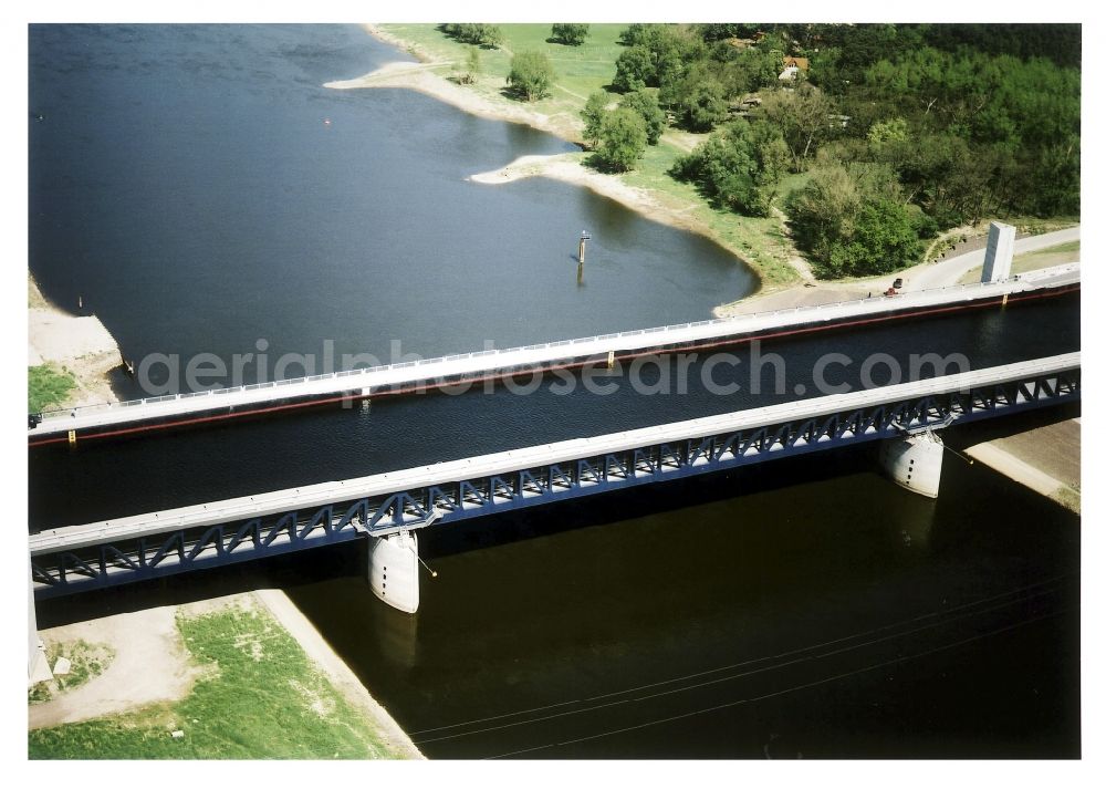 Hohenwarthe from the bird's eye view: Water way on the Trough bridge crossing from the Mittelland Canal over the River Elbe to the Elbe-Havel Canal to the waterway intersection in Hohenwarthe in Saxony-Anhalt