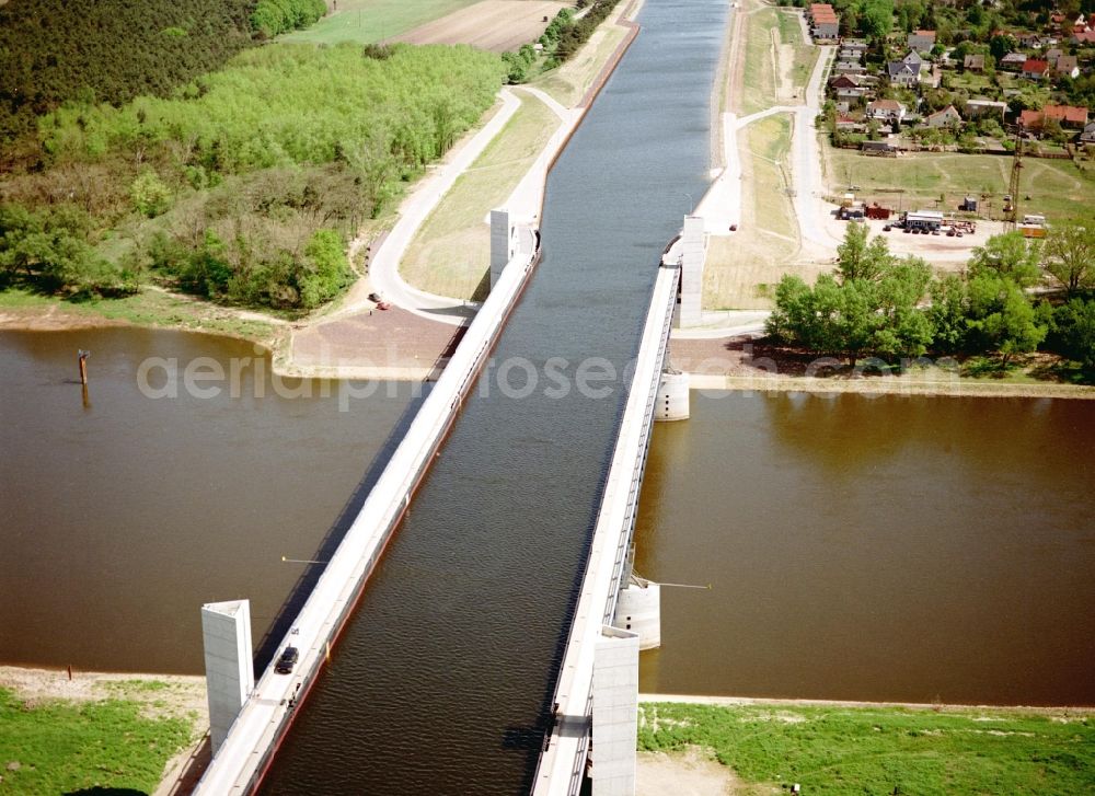 Aerial image Hohenwarthe - Water way on the Trough bridge crossing from the Mittelland Canal over the River Elbe to the Elbe-Havel Canal to the waterway intersection in Hohenwarthe in Saxony-Anhalt