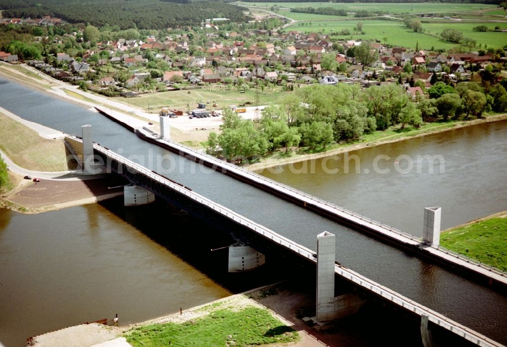 Hohenwarthe from the bird's eye view: Water way on the Trough bridge crossing from the Mittelland Canal over the River Elbe to the Elbe-Havel Canal to the waterway intersection in Hohenwarthe in Saxony-Anhalt