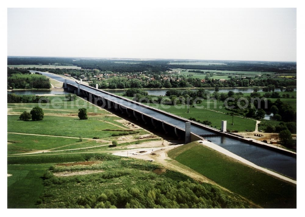 Aerial photograph Hohenwarthe - Water way on the Trough bridge crossing from the Mittelland Canal over the River Elbe to the Elbe-Havel Canal to the waterway intersection in Hohenwarthe in Saxony-Anhalt