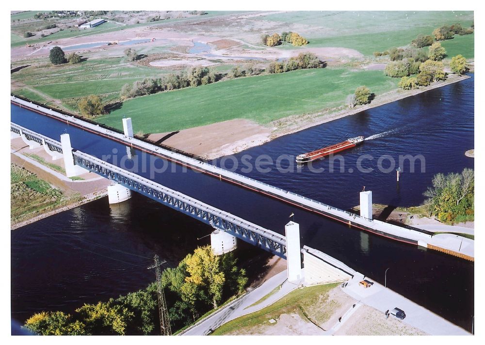 Aerial image Hohenwarthe - Water way on the Trough bridge crossing from the Mittelland Canal over the River Elbe to the Elbe-Havel Canal to the waterway intersection in Hohenwarthe in Saxony-Anhalt